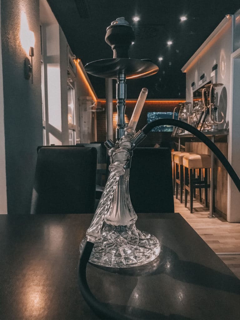 Moderne Edelstahlshisha in der Kallavi Lounge